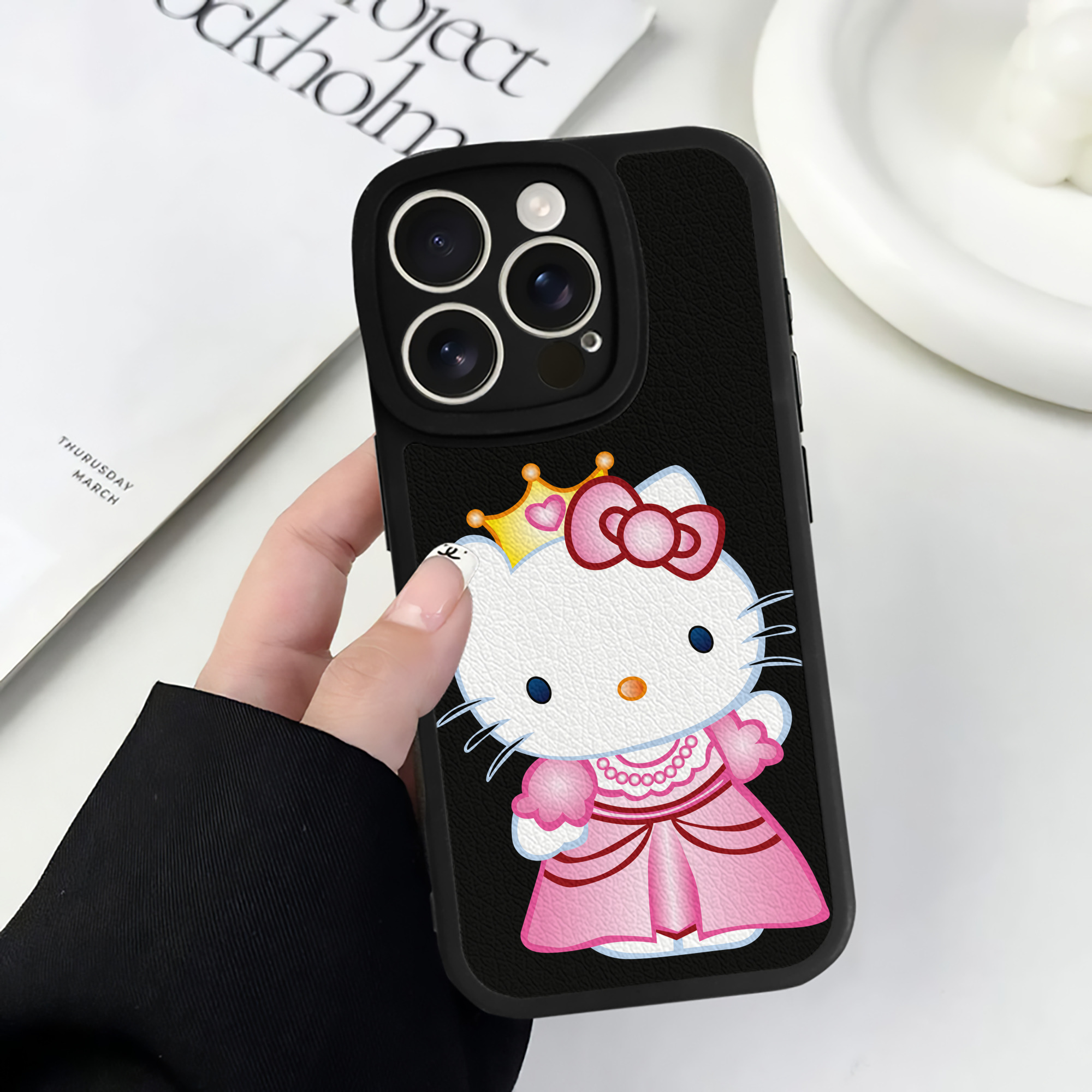 （画像用） Hello Kitty ハローキティ 【iPhone 16シリーズ対応】シリコンスマホケース（レザー調） 材質：シリコン